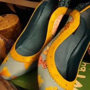 I am selling  new and softly worn shoes.Size 9